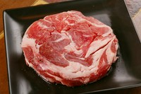 羊肉の独特な風味が好きな人におすすめなのは『ロールマトン』。生ラム肉とは違った風味を楽しめます。
※令和7年4月1日から、新価格1600円（税込）を適応させていただきます。