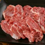 ラム肉とは生後1年未満の仔羊の肉。
肉質が柔らかくジューシー！
それでいてクセがあまりなく、皆様におススメできる人気のお肉です。