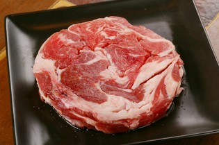 当店の自慢は『生ラム肉』。ロースもランプも取り揃えています。