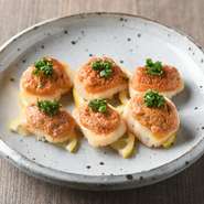 年2回、店主の平塚氏が自ら仕入れるという器はほとんどが一点物。料理の出来上がりをイメージしながら選んでいるだけあって、料理のおいしさを一層引き立ててくれます。				