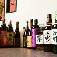 お酒は日本酒20種、芋焼酎７種、麦焼酎６種、米焼酎２種、泡盛２種ほどを用意。また、ウィスキーは手に入りにくくなったジャパニーズウィスキーにこだわっていて、あちこち探し回りながら手に入れているとか。