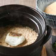 カツオ出汁に鯛の中骨を焼いて入れ、鯛の旨みを引き出しました。その出汁を使って、焼いた鯛のほぐし身と米を一緒に炊き上げた『鯛の土鍋めし』。都内に比べてかなり割安なので、驚くお客も多いとか。				