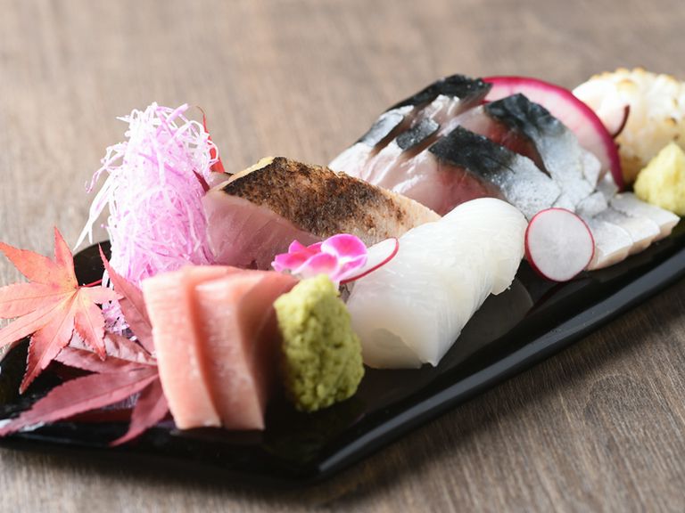 新鮮な魚貝類を使った『旬のお刺身五点盛り』(2~3人前)