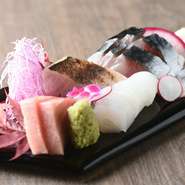 週2回は店主自ら近くの市場へ出向いて仕入れている、新鮮な魚介類。赤身、白身、青魚、タコ・イカなど、五点をバランスよく刺身にしました。さまざまな旬の魚介が食べられるとあって、人気の一品です。				