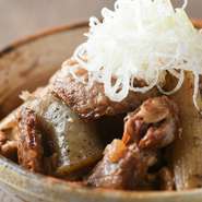季節料理ばかりでは敷居が高くなると思ってお出ししている、定番料理の一つです。牛すじを６時間ほど煮込んでカツオ出汁を入れ、豆腐、ごぼう、大根、こんにゃくを加えて、醤油ベースで味つけしました。				
