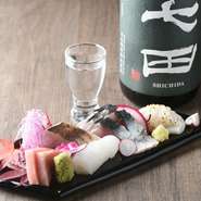 週に2回は近くの市場に行って、自分の目で新鮮な魚介類を見極め仕入れています。刺身はもちろん、火を通す魚も旬のものを使用していますので、ぜひ魚料理を味わってみてください。				