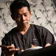 一番はじめにお出しするお通しは腕の見せ所。当店では2品ご提供していて、例えば冬なら「源助大根のふろふき」と「牡蠣のオイル蒸し」をご用意。気合いの入ったお通しで、料理への期待を高めていただきます。				