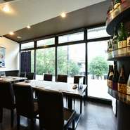 ホテルの京懐石での修業経験を活かし、京料理をベースにした手の込んだ料理をご提供しています。店の雰囲気は対照的にカジュアルで値段もリーズナブル。贅沢を味わいながら、普段使いしていただけます。	