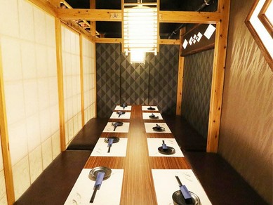 街中の喧騒を忘れされてくれる、静けさが心地良い個室