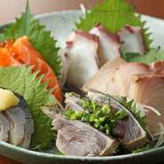 築地から直送で届く旬の厳選した鮮魚を使った刺身の豪華な盛り合わせ。季節や仕入れ状況で刺身の内容が異なるのも、また楽しみの一つです。お酒のお供にいかがですか。