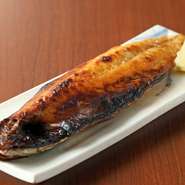 脂がのって肉厚な特選トロサバを使った文化干しは築地からの直送もの。口に入れるとトロサバがとろけるとともに、口中に味わい深い旨味が広がります。