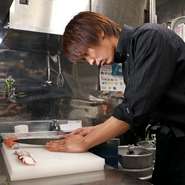 居酒屋らしく、明るく活気のある雰囲気を大切に。お客様に接する時は、常に笑顔を心掛けております。ご要望などありましたら、気軽にお声掛けください。