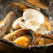 柔らかい身とクリーミーな味わいが特徴のムール貝をスキレット鍋で調理し、そのまま供されるのでいつまでもアツアツを楽しめます。魚介のエキスが凝縮されたソースが絶品。
