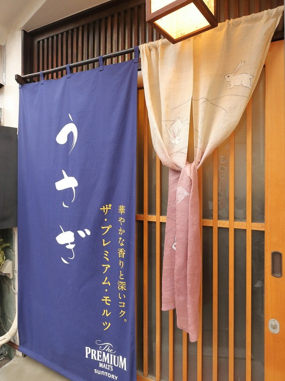 趣ある佇まい。駅のすぐそばにありながら落ち着いた静かな空間