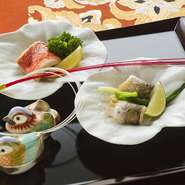 ふたりの門出を祝う結納やおめでたい席には、料理以外のあしらいにも一工夫。紅白の水引きや縁起物の飾りが行われ、華やかな宴を盛り上げるおもてなしがさり気なく行われています。