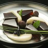 懐石料理の最後にいただく“水物”。美味しい料理でお腹が満たされた後であっても、食べずにはいられない逸品でもあります。みずみずしい美味しさで、するりといただけます。