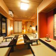 一階の個室には南禅寺垣と手水鉢がある石庭が設けられ、二階の個室からは豊かな自然や日本庭園を望むことができます。それぞれ、古都の風情を感じられる空間がつくられています。