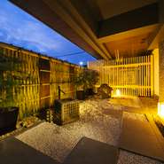 南禅寺垣とは、竹と萩を組み合わせてつくられた垣根のこと。一階個室につくられた庭園は南禅寺垣でぐるりと囲み、外界とは一線を画しています。優雅な個室は、静けさを誘います。