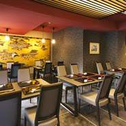 一階食事処はテーブル席でつくられており、最大32名様まで入室可能。大人数での宴席や家族揃っての外食など、様々なシーンに利用できます。一流料亭の職人の味を、ご堪能あれ。