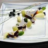 食事を〆る、旬のフルーツと甘味。たっぷりの水分を含んだフルーツやお菓子を、食後の食べやすさも考えながら盛り付けます。