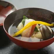 四季折々の食材で、瞳をも喜ばせる京懐石をご堪能いただけます。先附　吸物　向附　焼物　後汁　御飯　水物