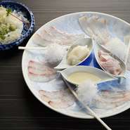 この日は、新鮮な平目の薄造りで皿を彩ります。旨味、塩気、酸味を感じる煎酒（いりざけ）が、白身の風味を引き立たせます。