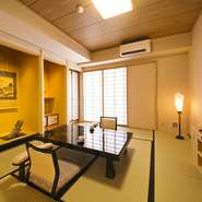 京の街を望む二階・三階のお部屋8室には、古式ゆかしい床の間のある純和室がつくられています。立派な掛軸と季節を彩る生け花から、日本の侘（わび）寂（さび）を感じられます。