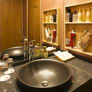 室内に設置した洗面所やバスルームもシックにつくられています。また、充実したアメニティグッズも嬉しいポイント。小さなお子様を連れた宿泊にも最適です。