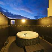 内風呂では得られない開放的な空の下の入浴で、プライベートな時間を満喫。夜風に頬を撫でられながら、非日常的なひとときを楽しめます。