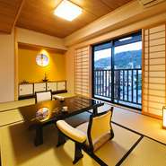 お客様には、自由に食事をお楽しみいただければと思います。室内の装飾や窓から見える京の街並みは、さらに場を和ませてくれるはず。ゆったりくつろぎながら、お過ごしください。