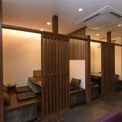 プライベート感あるボックス席で、ゆったり酒肴を愉しむ