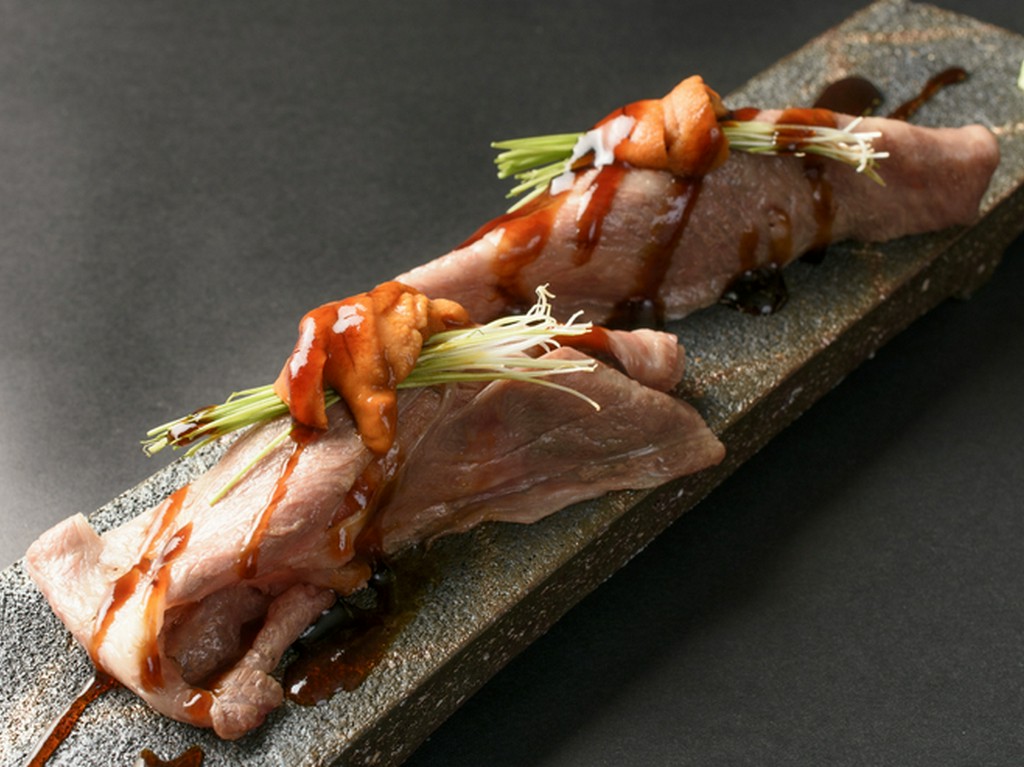 元寿司職人の店長考案。上品に味わう肉料理『近江牛炙り寿司　雲丹のせ／二貫』