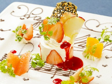 誕生日のサプライズにぴったり！　華やかなバースディケーキ