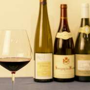 フランス産ワインを中心としたワインをラインナップ。品数を揃えるだけでなく、料理に合わせたものを料理人自ら厳選しています。絶品フレンチとワインとのマリアージュを楽しむ大人の時間に最適です。