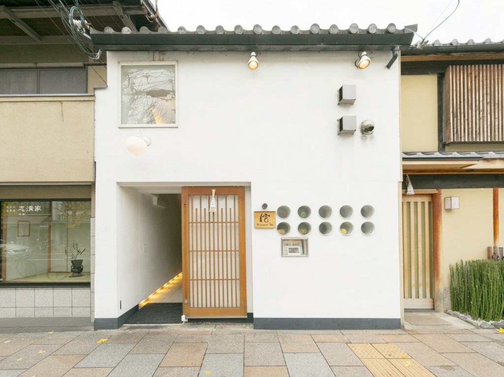 京の町に溶け込むモダンな外観