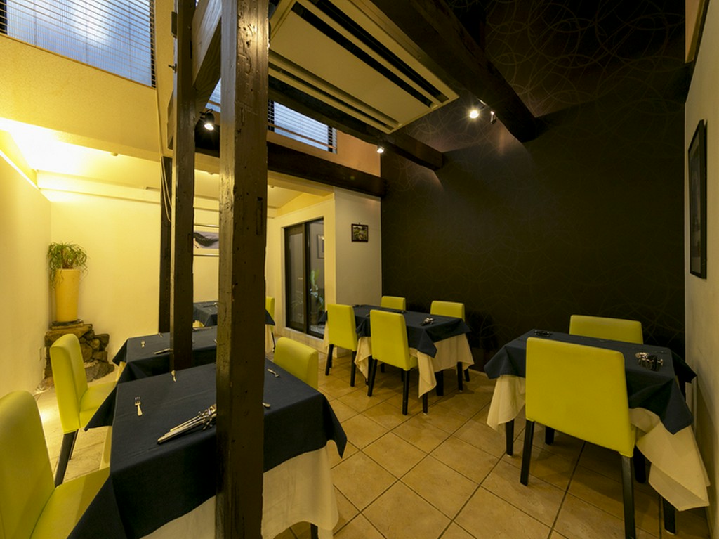 ゆったりと余裕をもって配置されたテーブル