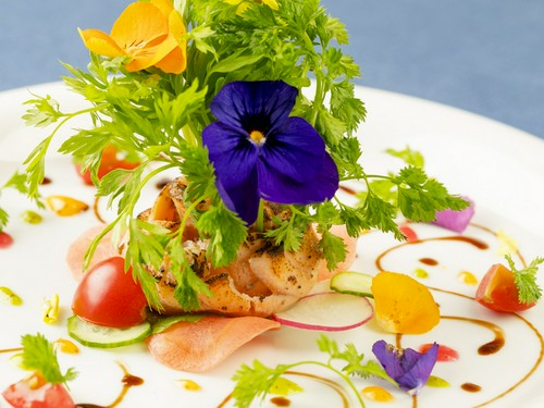 まるでお花畑のような華やかな料理の数々