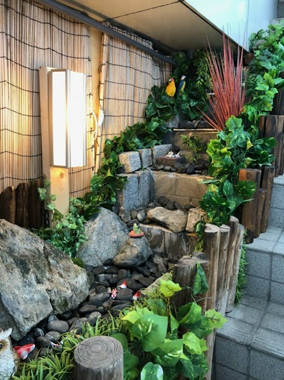 店内には大将お手製の水庭があり、癒しを演出