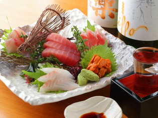 鮮度の良い魚介類を盛合せた『刺身　五点盛り』