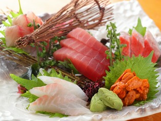 旬の魚介類を使った刺身や天使のえびなどの厳選食材