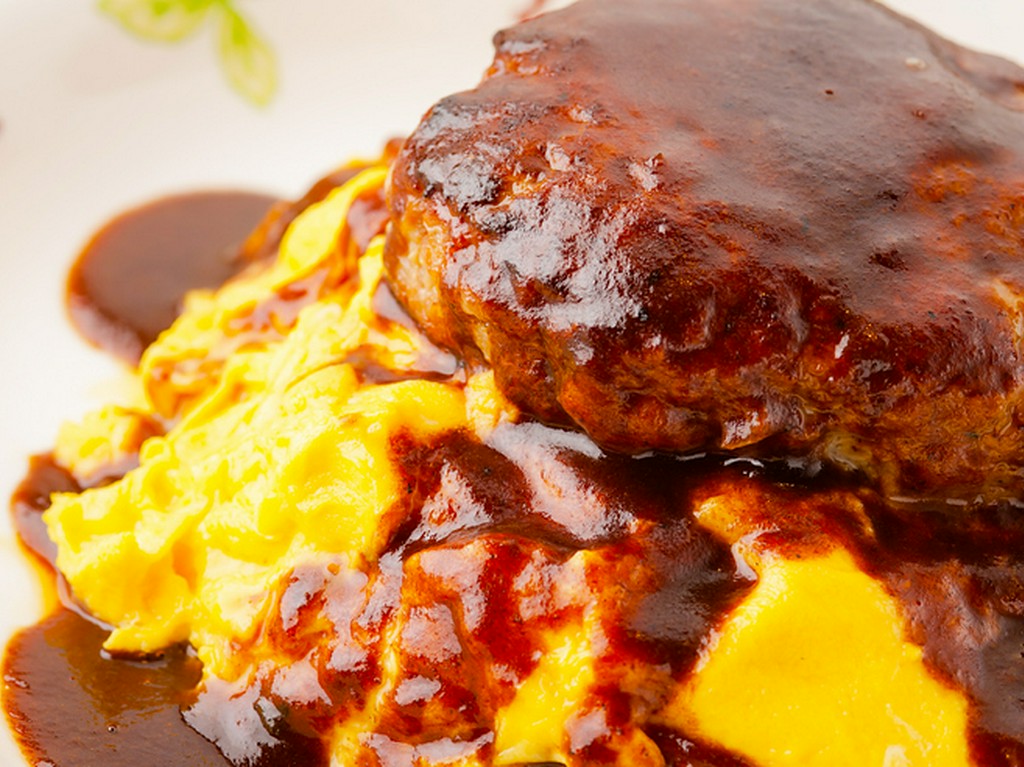 ふわふわ卵の『特製オムライス　ハンバーグ乗せ　デミソース』（栗山産卵を使用）