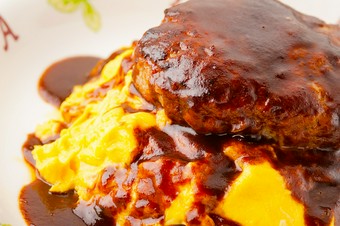 ふわふわ卵の『特製オムライス　ハンバーグ乗せ　デミソース』（栗山産卵を使用）