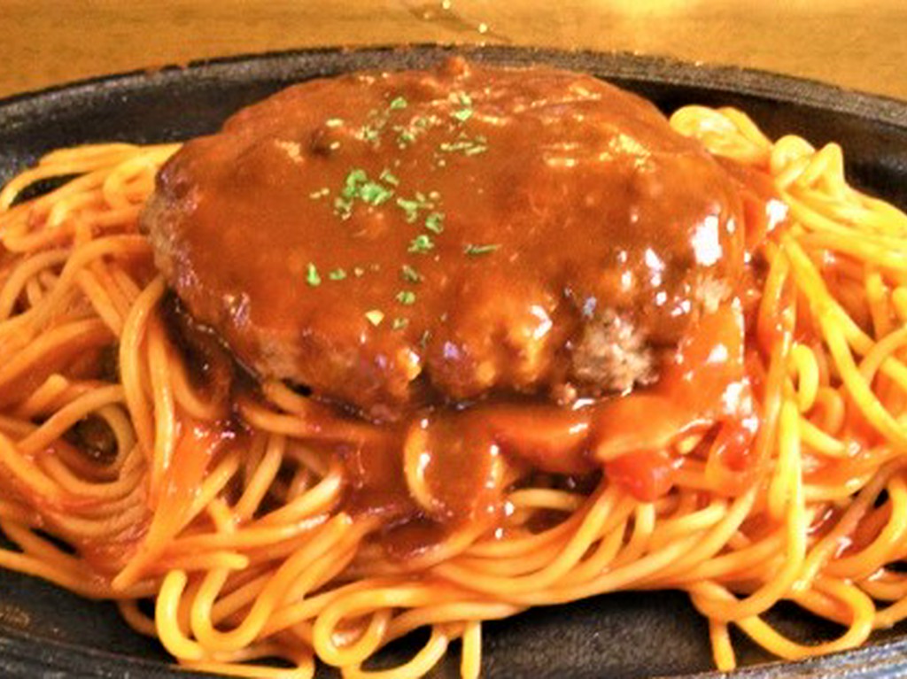 ナポリタン　ハンバーグ乗せ