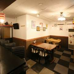 カウンター4席、テーブル14席のアットホームなお店