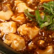 牛ひき肉を贅沢に使用した『麻婆豆腐』はいかがでしょう。絹豆腐のつるつる食感と山椒のぴりりとした味わいに、あなたもきっとヤミツキになるはず。
