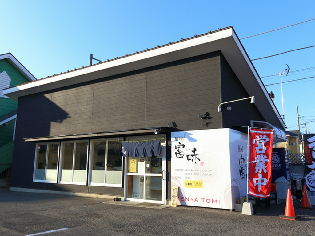 駐車場完備。テーブル席で子供と一緒にラーメンを食べられる