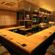 和を基調とした店内には、ゆったりとお寛ぎいただけるお席を多数完備しております。目の前で調理風景を眺められる「掘りごたつカウンター席」は、デートや記念日等の特別な日のご利用にもおすすめのお席です。