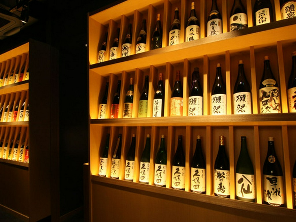 選べるおちょこでお好みの日本酒を。150種以上ご用意