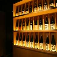 ジャズの流れるシックな空間に浮かび上がる日本酒のボトル。全国各地から150種以上取り揃えています。季節の純和食と共に、お好みの温度に調整した日本酒を楽しむことが出来ます。