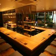 日本酒は大人の嗜み。しっとりと落ち着いた空間は、大人のデートを盛り上げます。女性でも飲みやすい甘くフルーティーな日本酒や、一手間掛かったSNS映えする料理もこの店の魅力です。